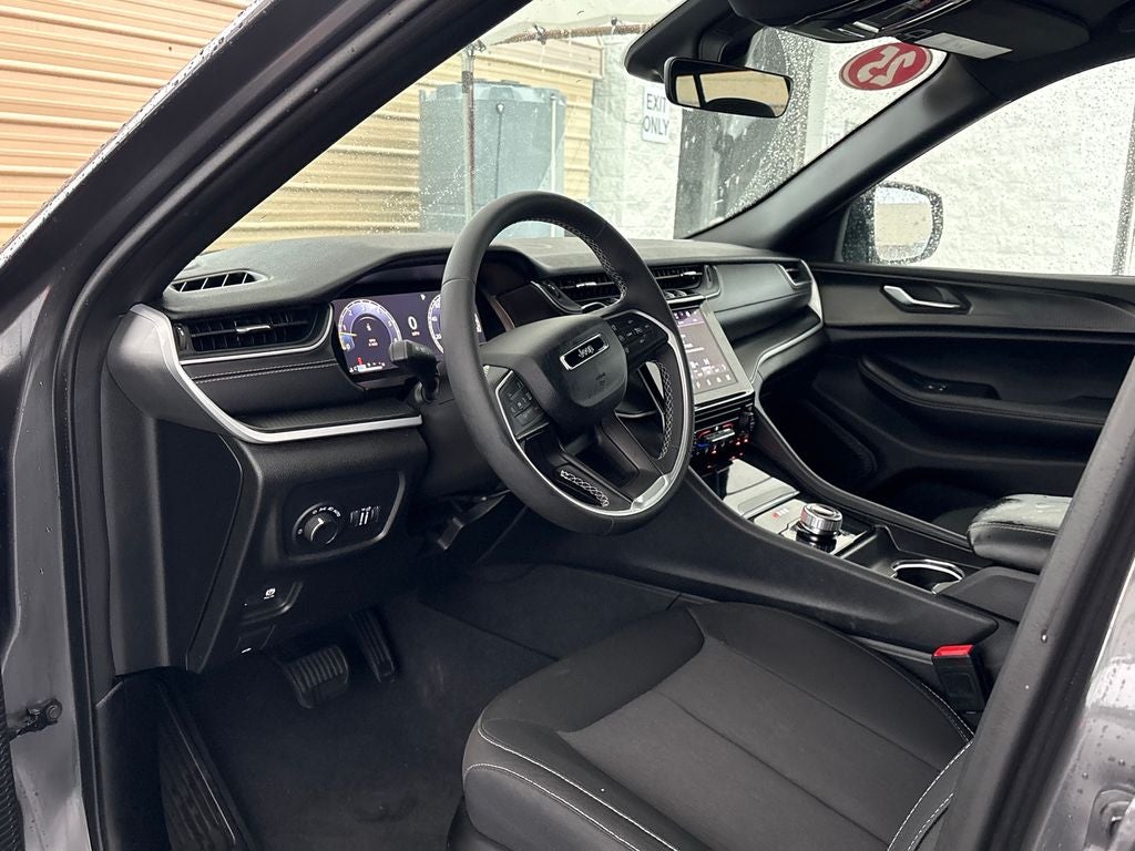 2025 Jeep Grand Cherokee Laredo 4x2
