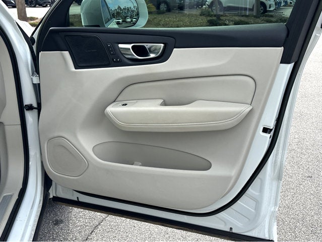 2023 Volvo XC60 Ultimate Bright Theme