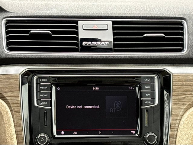 2018 Volkswagen Passat 2.0T SE w/Technology