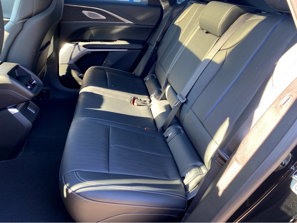 2024 Cadillac LYRIQ Luxury 2