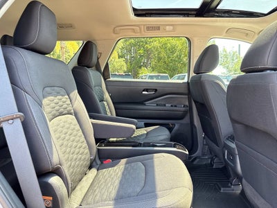 2022 Nissan Pathfinder Base