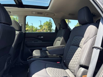 2022 Nissan Pathfinder Base